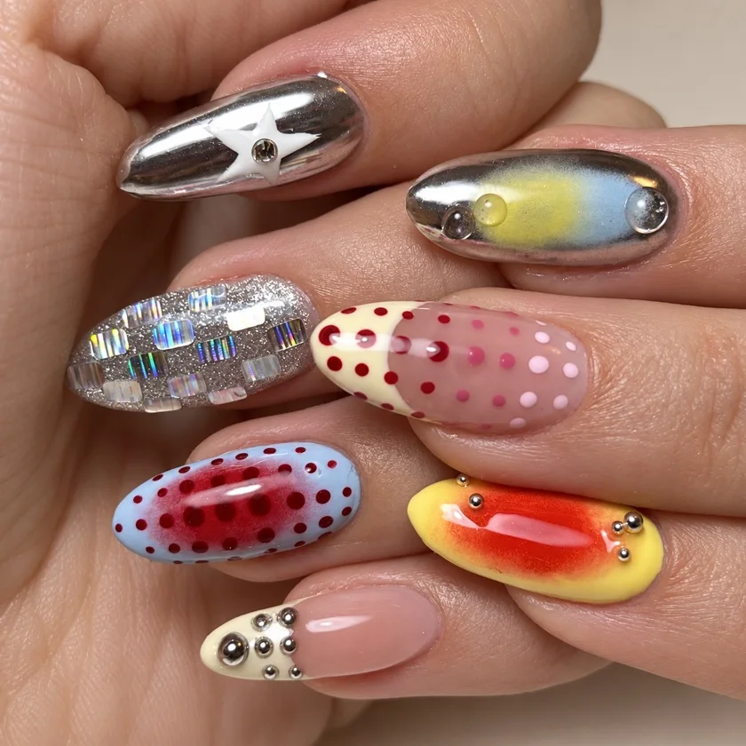 Verschillende kleurrijke nageldesigns met chroom, stippen, parels en holografische details