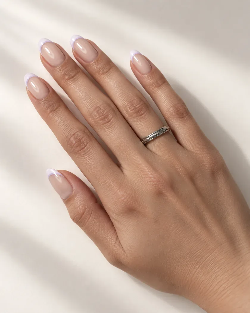 Naturelkleurige nagels met lila French tips