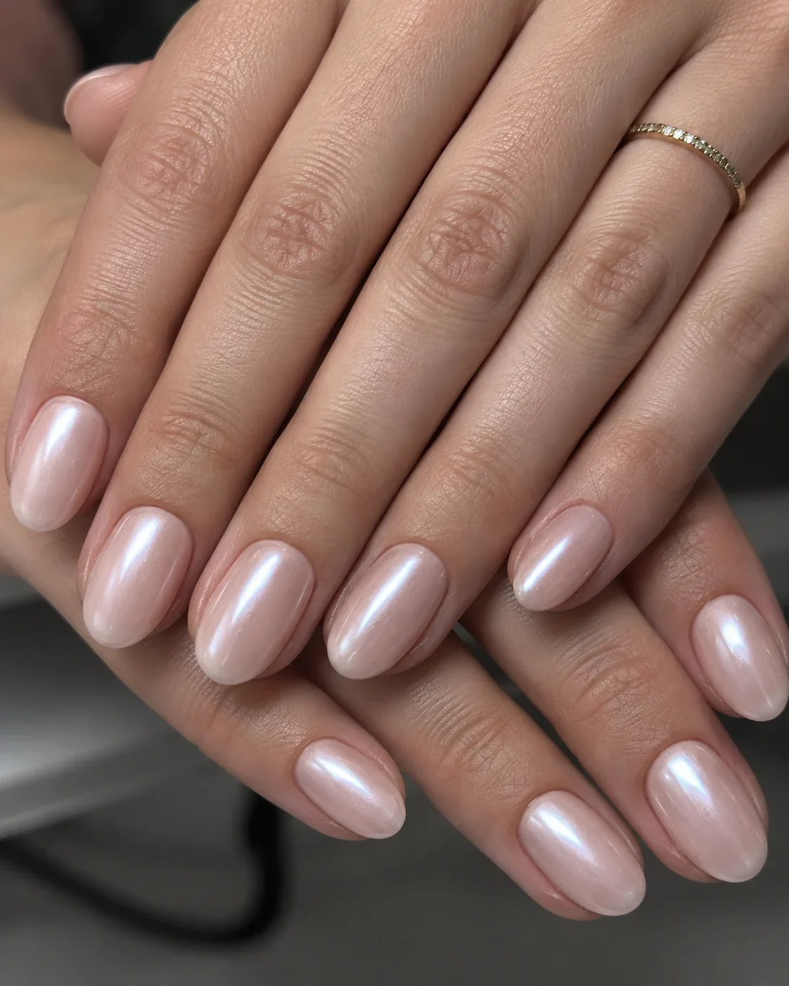 Zachtroze nagels met een parelmoerachtige glans als inspiratie voor een BIAB-look