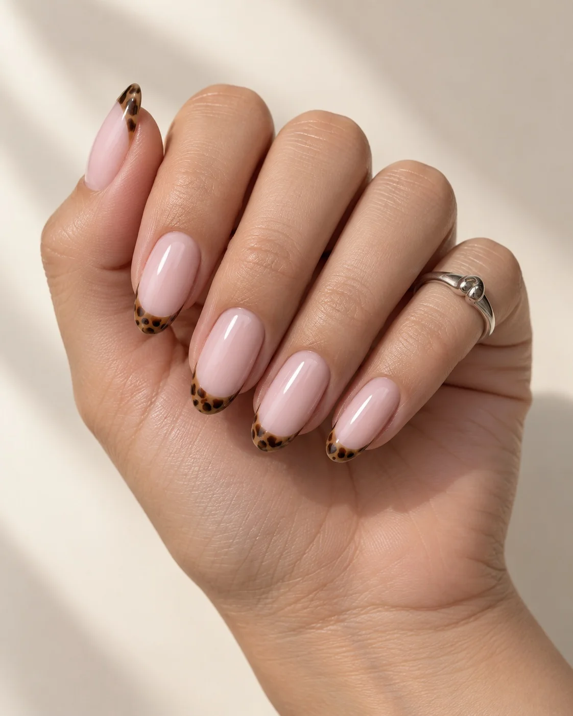 Zachtroze nagels met tortoise French tips