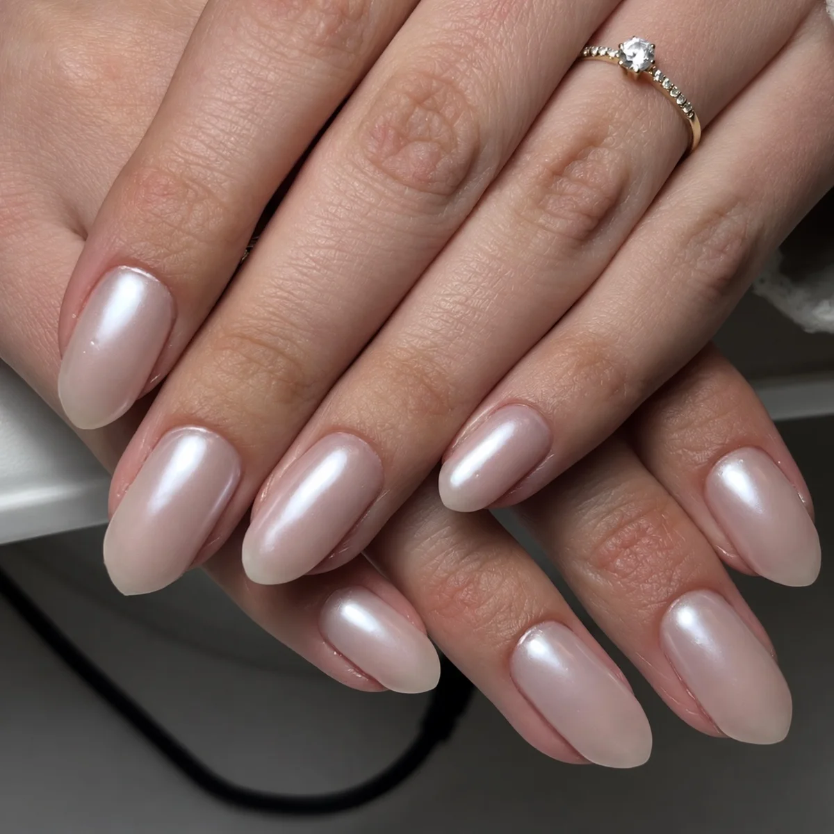 Zachtroze nagels met parelmoerglans, ter inspiratie