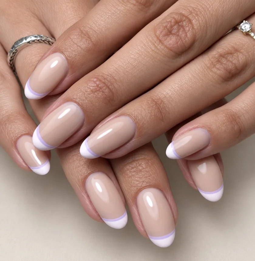 Nude amandelvormige nagels met dubbele French tips in wit en lichtlila